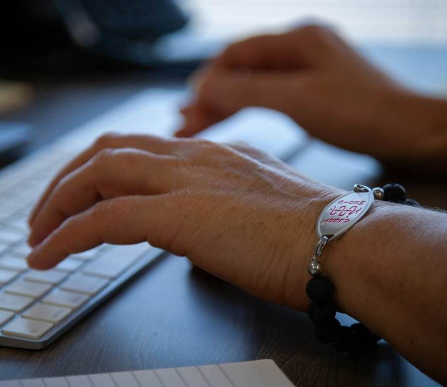 Manos escribiendo en un teclado de computadora