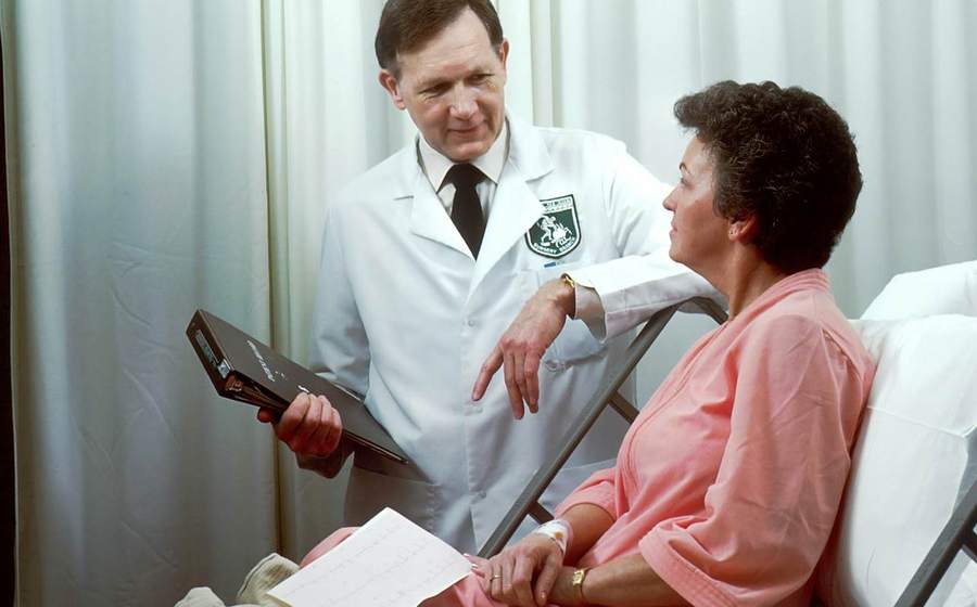 Consulta médica con historia clínica en pantalla