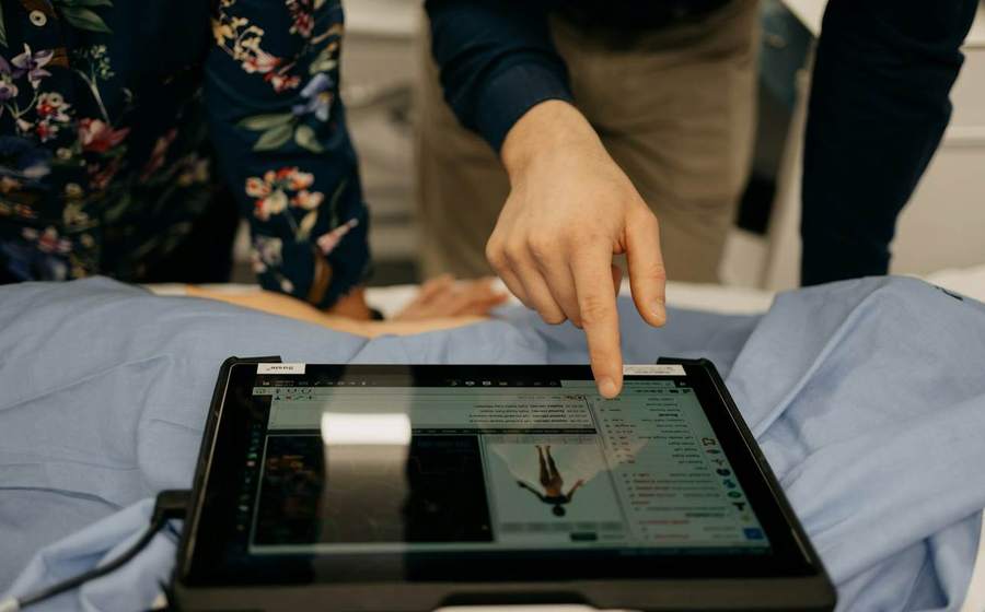 Registro de la atención en una tableta clínica