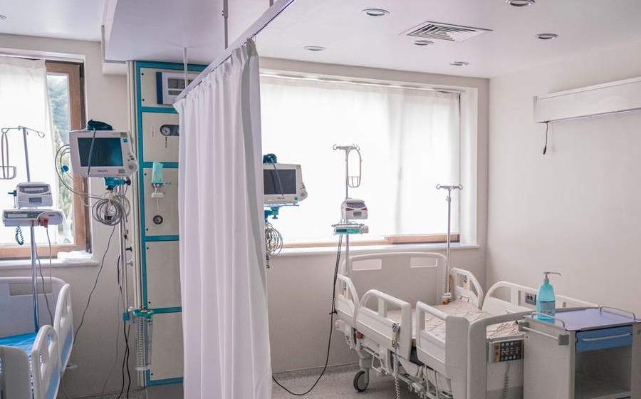 Habitación de hospitalización con cama articulada y equipamiento clínico